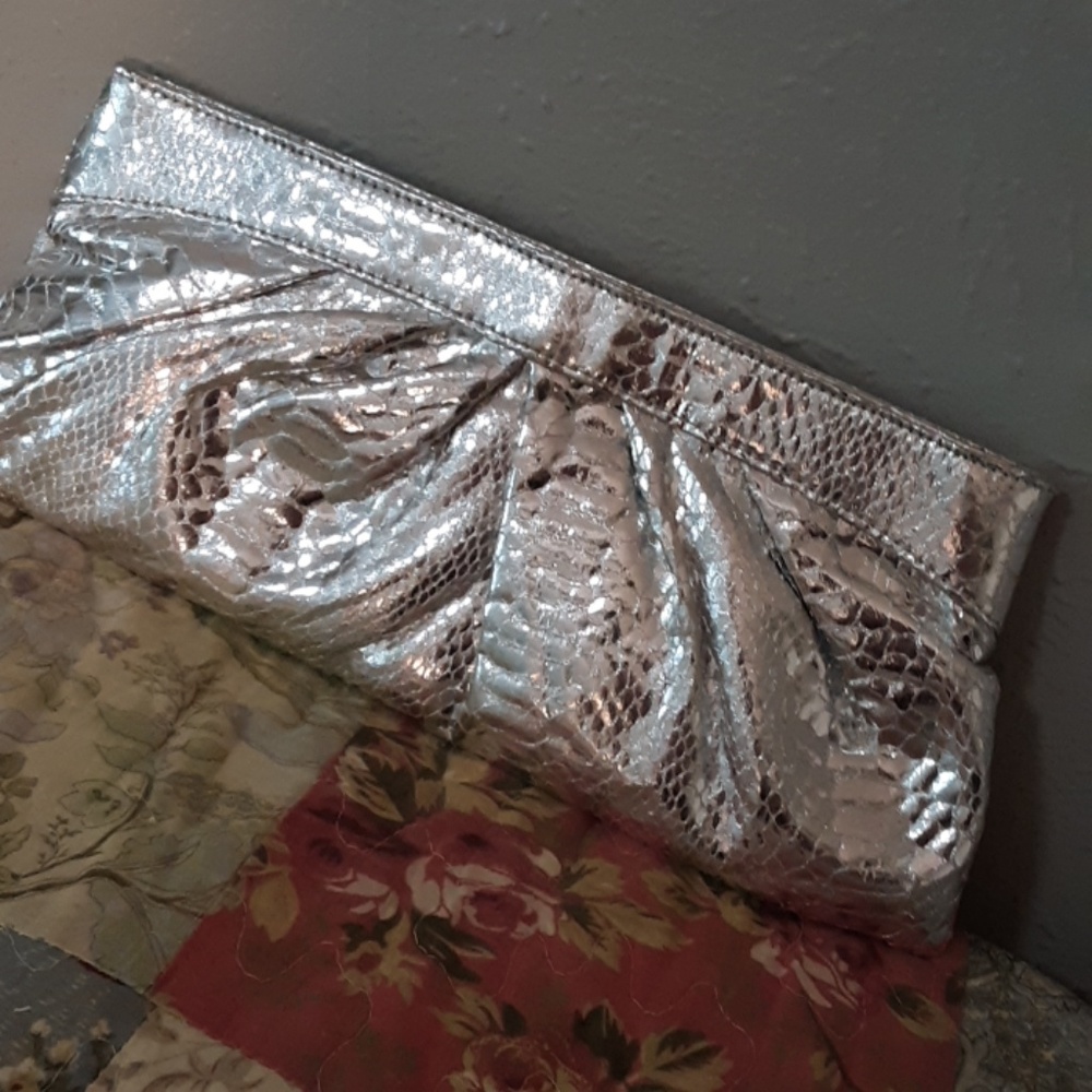 SNAKESKIN EMBOSSED CLUTCH BAG EUC